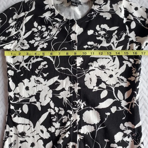 August Silk Black & White Floral Print Button Down Cardigan Size Small - Picture 12 of 14